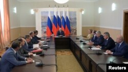 블라디미르 푸틴(가운데) 러시아 대통령이 19일 크림반도를 방문해 안보회의를 주재하고 있다. 