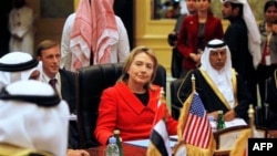 Ngoại trưởng Hoa Kỳ Hillary Clinton phát biểu với các nhà lãnh đạo Ả Rập tại diễn đàn ở Qatar