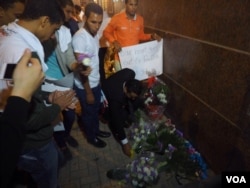 Young people gathered outside the Russian Embassy in Cairo, Egypt, Sunday night to mourn the victims and show their solidarity with Russian families, Nov. 1, 2015. (Photo: Hamada Elrasam for VOA)