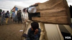 The crew roam the camp, which is home to 12,000 people, asking refugees about their plight (J. Owens/VOA).