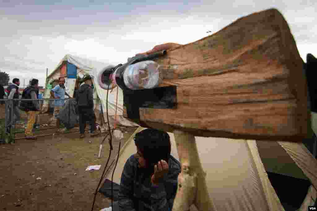 The crew roam the camp, which is home to 12,000 people, asking refugees about their plight (J. Owens/VOA).