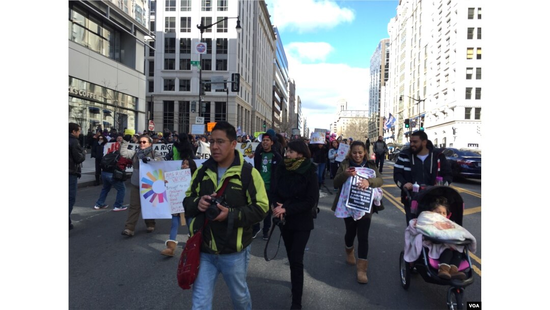 A largely Latino crowd walked from Washington's historically Latin American neighborhood of Mount Pleasant south to the headquarters of the city's government. (V. Macchi/VOA)
