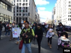 A largely Latino crowd walked from Washington's historically Latin American neighborhood of Mount Pleasant south to the headquarters of the city's government. (V. Macchi/VOA)
