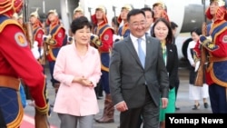 박근혜 한국 대통령이 아시아·유럽 정상회의(ASEM)에 참석 차 14일 밤 몽골 울란바토르 칭기즈칸 국제공항에 도착, 환영인사와 함께 밖으로 이동하고 있다.
