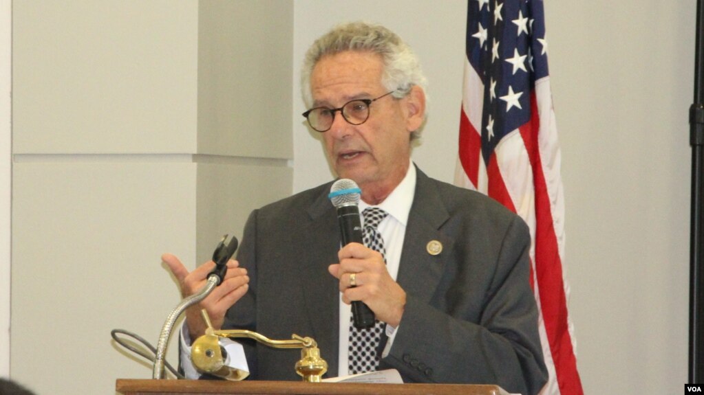 រូបឯកសារ៖ លោក​ Alan Lowenthal​ កំពុង​ថ្លែង​សុន្ទរកថា​នៅ​ក្នុង​កិច្ចពិភាក្សា​អំពី​ស្ថាន​ភាព​នយោបាយ​ប្រទេស​កម្ពុជា​ និង​ តួនាទី​របស់​សហរដ្ឋ​អាមេរិក​ នៅ​ទីក្រុង​ Annandale​ រដ្ឋ​វឺជីនៀ នៅ​ថ្ងៃ​ទី​ ៣​ ខែ​ធ្នូ​ ឆ្នាំ​ ២០១៧​។ (VOA)