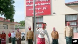 ႏိုဝင္ဘာလ အေထြေထြ ေ႐ြးေကာက္ပြဲအတြက္ အမ်ဳိးသားဒီမိုကေရစီအဖြဲ႔ခ်ဳပ္ (NLD) ပါတီရဲ႕ စည္းရံုးေရး ပထမေန႔မွာ ပါတီအလံကို လႊင့္ထူေနတဲ့ ႏိုင္ငံေတာ္အတိုင္ပင္ခံပုဂၢိဳလ္ ေဒၚေအာင္ဆန္းစုၾကည္ကို ေနျပည္ေတာ္ရွိ NLD ရံုးမွာေတြ႔ရ။ (စက္တင္ဘာ ၈၊ ၂၀၂၀)