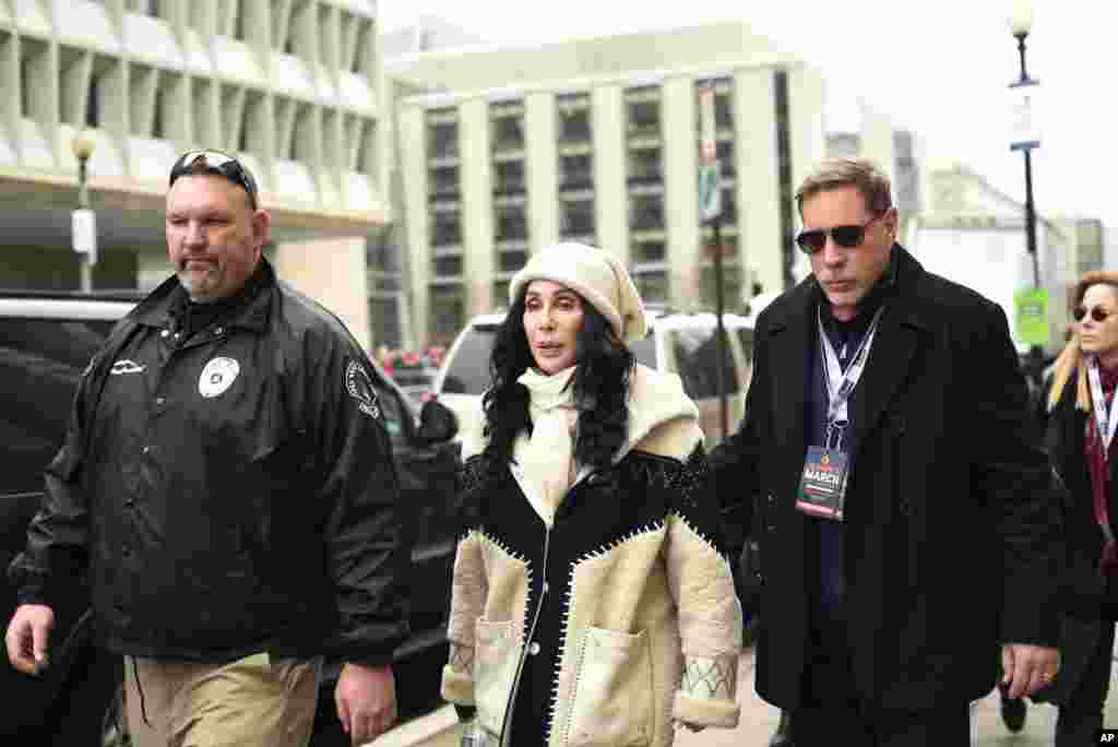 Penyanyi Cher tiba di parade Women&#39;s March di Independence Ave., Washington (21/1). (AP/Sait Serkan Gurbuz)