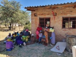 Bakhulumisana ngokuqedisa ukwakha ikilinika yeSomnene esabelweni seMatabeleland South. (Photo: Ezra Tshisa Sibanda)