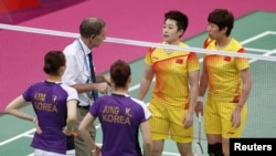 Wasit Olimpiade 2012 Torsten Berg berbicara pada pemain tim ganda perempuan dari Tiongkok dan Korea Selatan. (Foto: Reuters)