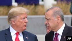 Donald Trump, à gauche, en conversation avec le Président turc Recep Tayyip Erdogan, à droite, lors de leur visite des nouveaux quartiers généraux de l'OTAN à Bruxelles, en Belgique, le 11 Juillet 2018.