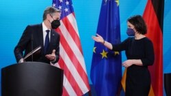 German Foreign Minister Annalena Baerbock (R) and U.S. Secretary of State Antony Blinken gesture during a joint press conference following their meeting in Berlin, Jan. 20, 2022.
