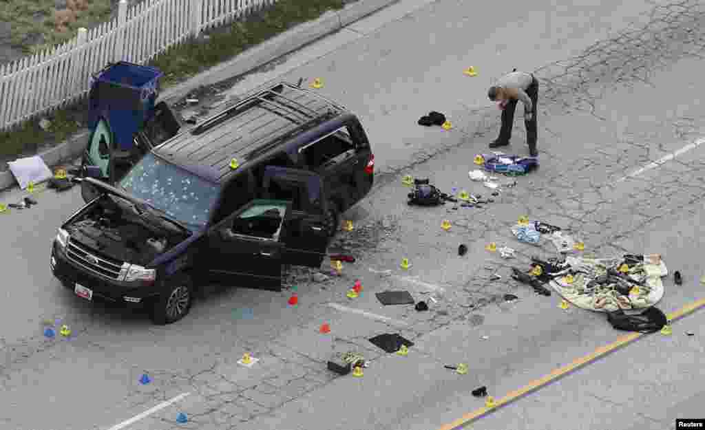 پلیس اتومبیل مهاجمانی که به مرکز خدمات رسانی در سن برناردینوی کالیفرنیا حمله کردند را کنترل می کند. در این حمله ۱۴ نفر کشته شدند.