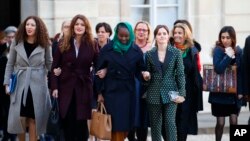 Aktris Emma Watson dan para aktivis perempuan tiba di Istana Elysee dalam konferensi hak-hak perempuan di Paris, Perancis 19 Februari lalu (foto: ilustrasi).
