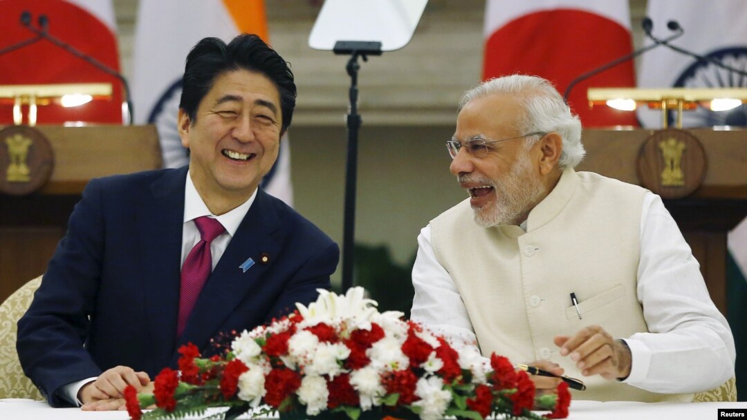 印度总理穆迪与到访的日本首相安倍在新德里签署两国合作协议。 (2015年12月12日)