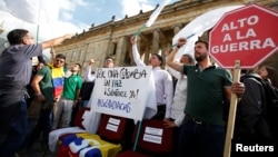 University students and supporters of the peace deal signed between the government and Revolutionary Armed Forces of Colombia (FARC) rebels protest during a rally in front of Congress in Bogota, Colombia, Oct. 3, 2016.