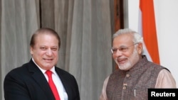 Indian, Pakistani Leaders Meet in New Delhi