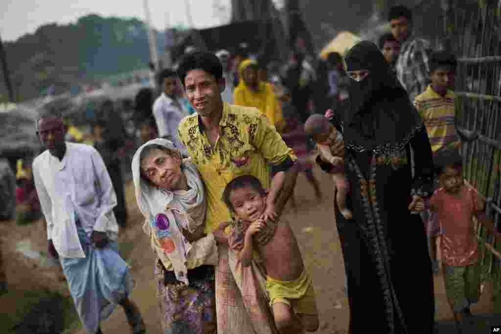 یک خانواده مهاجر مسلمان روهینگیا از میانمار خود را به بنگلادش رساند. درگیری بین ارتش و شورشیان موجب آوارگی صدها هزار مسلمان روهینگیا شده است.
