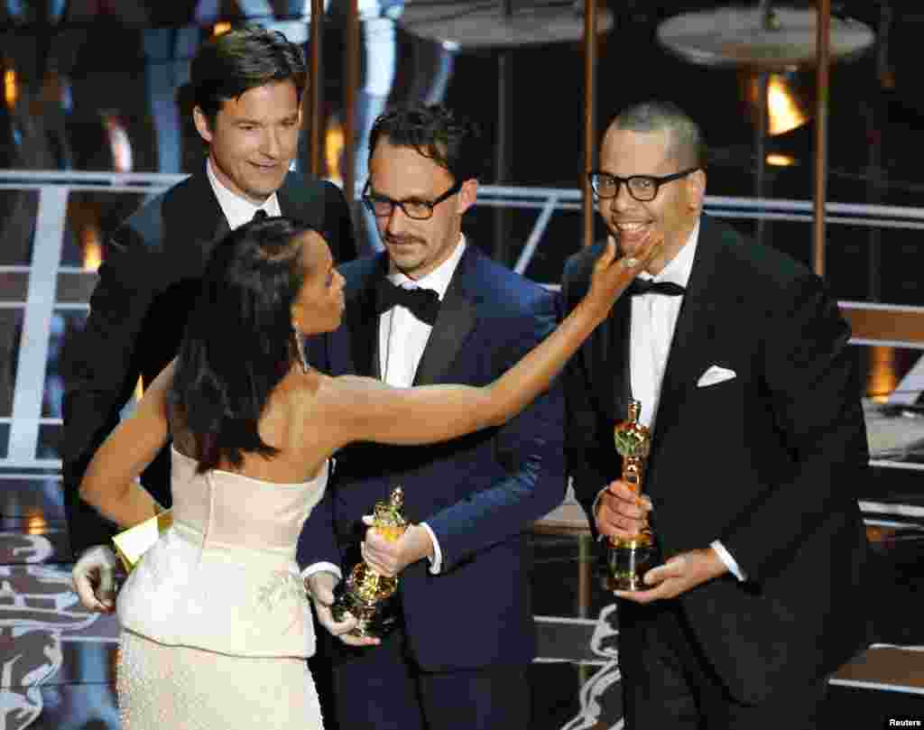 Kerry Washington (G) et Jason Bateman (haut à gauche) présente Mat Kirby (2e D) et James Lucas avec l&#39;Oscar du meilleur film&nbsp;court métrage &quot;The Phone Call&quot; aux 87e Oscars à Hollywood, en Californie, le 22 février&nbsp; 2015 .