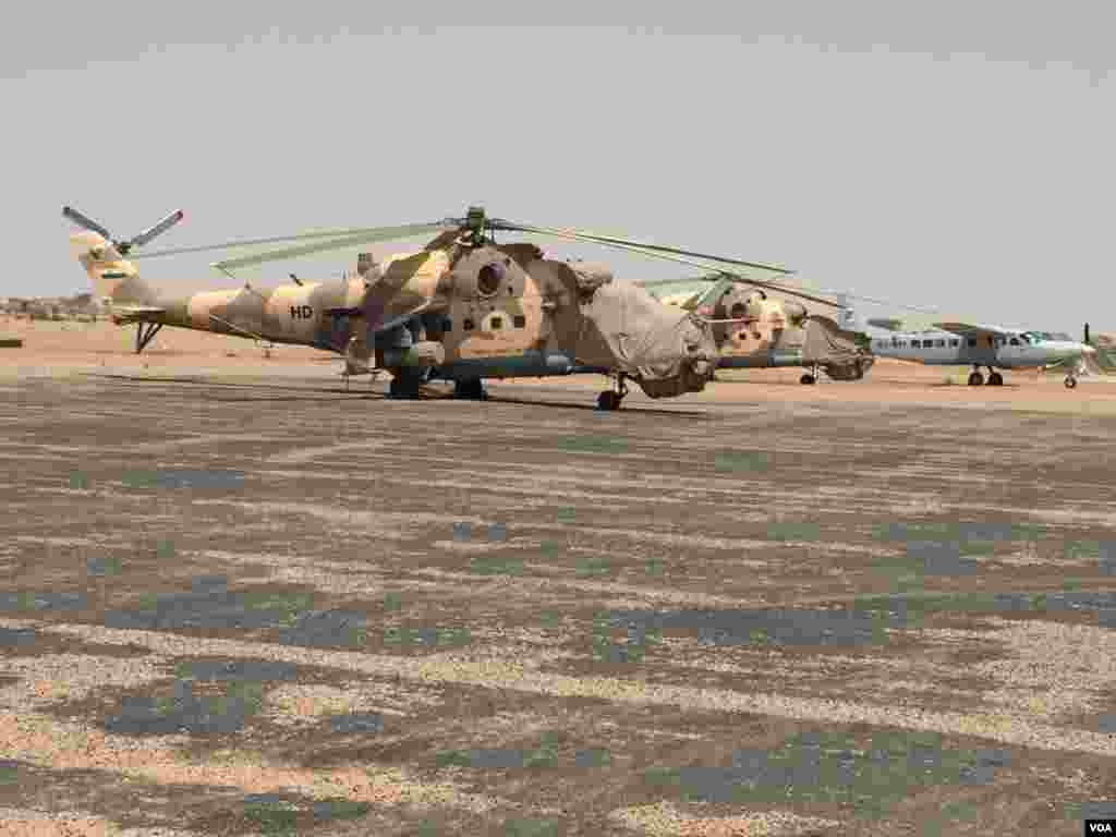 Des hélicoptères d'attaque de l'armée nigérienne sont positionnés à l'aéroport de Diffa, le 2 mars 2016. (VOA/Nicolas Pinault)