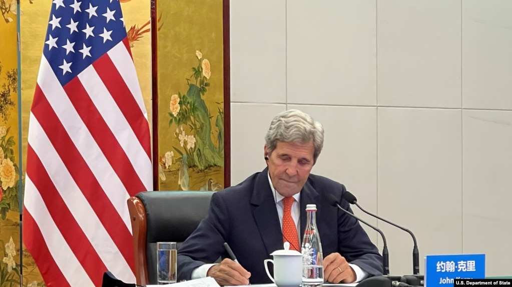美国总统气候变化事务特使约翰·克里(John Kerry)在天津出席与中国外长王毅的视讯会议（美国国务院提供照片）(photo:VOA)