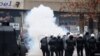 Камења, солзавец, чадни бомби среде Скопје
