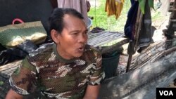 លោក​ អ៊ុត អាន អ្នកនេសាទអង្គុយ​នៅកន្លែងស្នាក់​បណ្តោះអាសន្ន​ក្នុងបឹងតាមោក ថ្ងៃទី​១២ ខែឧសភា​ ឆ្នាំ​២០២០។​ (ហ៊ុល រស្មី/VOA)​