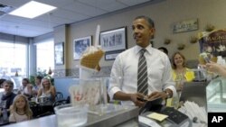 Барак Обама покупает мороженое. Сидар-Рапидс, Айова