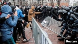 俄羅斯抗議人士在首都莫斯科與警察發生對峙（2021年1月23日)
