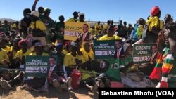 Kampanye para pendukung partai berkuasa Zanu PF di kota Mutoko, sekitar 200km sebelah timur ibu kota Harare, 9 Juni 2018 lalu. 
