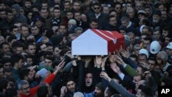 Đám tang của một nạn nhân trong vụ nổ súng ở hộp đêm tại Istanbul, Thổ Nhĩ Kỳ, ngày 02/01/2017.