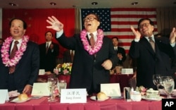 1997年11月2日，中国国家主席江泽民以及国家副主席曾庆红、副总理钱其琛在美国南加州华裔美国人社区的欢迎宴会上挥手致意。