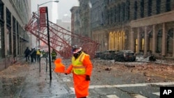 Una grúa cayó sobre una calle de Manhattan.