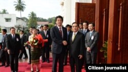 ນາຍົກ ລມຕ ຍີ່ປຸ່ນທ່ານອາເບະ ຈັບມືກັບ ນາຍົກ ລມຕ ລາວ ທ່ານ ທອງສິງ ທຳມະວົງ.