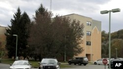 La policía estacionada cerca de la entrada del Centro de Enfermería y Rehabilitación de Wanaque, donde el Departamento de Salud del estado de Nueva Jersey confirmó 18 casos de adenovirus.
