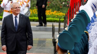Thủ tướng Úc Scott Morrison, trong bức ảnh chụp ngày 23/8/2019 khi duyệt đội quân danh dự ở Hà Nội, nói với Thủ tướng Việt Nam Phạm Minh Chính rằng Canberra muốn nâng tầm quan hệ lên đối tác chiến lược toàn diện với Hà Nội.