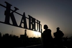 Kabil (Hamid Karzai) Uluslararası Havaalanı önünde nöbet tutan Taleban milisleri