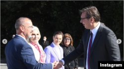 Ambasador SAD Entoni Godfri rukuje se sa predsednikom Srbije Aleksandrom Vučićem, pred početak ceremonije obeležavanja 76. godina misije Halijard u Pranjanima, Srbija, 26. septembra 2020. (Foto: Instagram profil predsednika Srbije, screenshot)