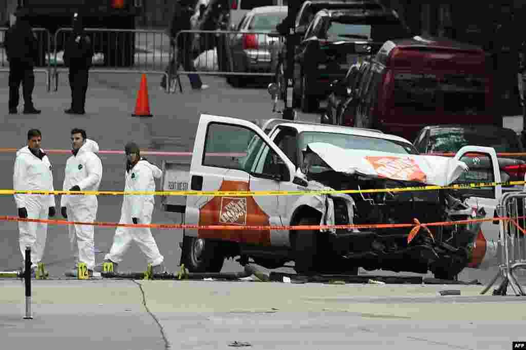 نیویورک بعد از حمله تروریستی سه شنبه/ نمایی نزدیک تر از خودروی مورد استفاده شده که یک ماشین اجاره ای از یک فروشگاه تجهیزات ساخت خانه بود.