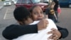 یکی از شاهدان جنایت، پس از پاسخ به سؤالات پلیس، در آغوش مادرش