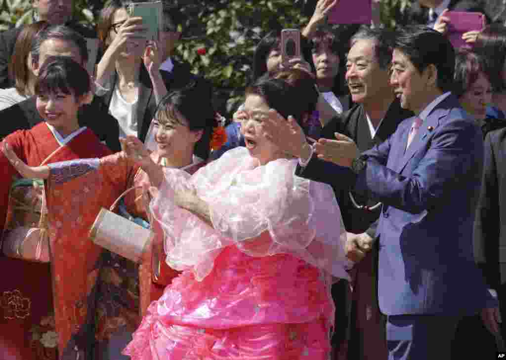 شرکت شینزوآبه، نخست وزیر ژاپن در مراسم جشن شکوفه های گیلاس در توکیو &nbsp;