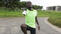 L'athlète paralympique gabonais Davy Moukagni s'entraîne pour le 100m au lycée technique Owendo de Libreville le 5 février 2021, en préparation des Jeux paralympiques de Tokyo prévus fin août 2021.