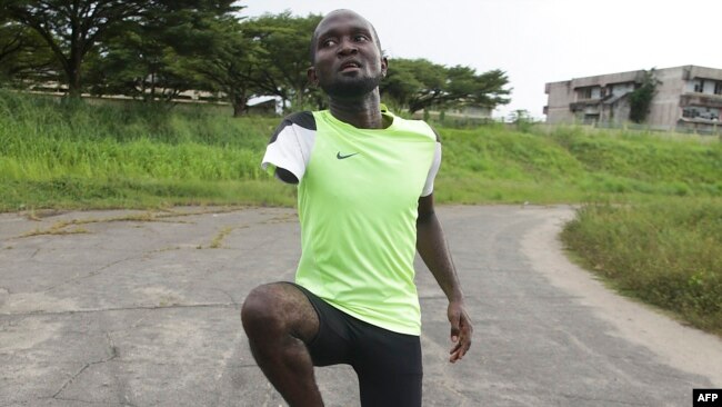 L'athlète paralympique gabonais Davy Moukagni s'entraîne pour le 100m au lycée technique Owendo de Libreville le 5 février 2021, en préparation des Jeux paralympiques de Tokyo prévus fin août 2021.