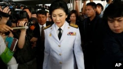 Thủ tướng Thái Lan Yingluck Shinawatra rời địa điểm họp với ủy ban bầu cử tại Câu lạc bộ Quân đội, 1/28/14 