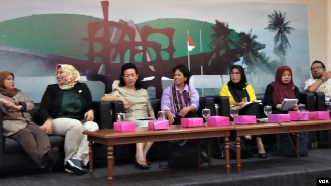 Diskusi oleh Perempuan Parlemen soal tindaklanjut putusan Mahkamah Konstitusi untuk pencegahan dan penghentian perkawinan anak di Gedung DPR/MPR, Senayan, Rabu (9/1). (VOA/Fathiyah)