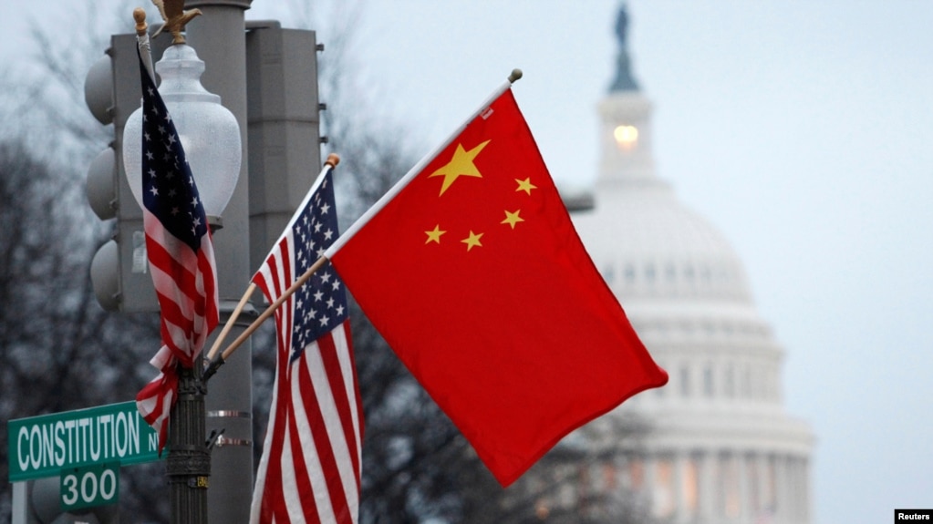 资料照：美中国旗在国会大厦前的街道飘扬。(photo:VOA)