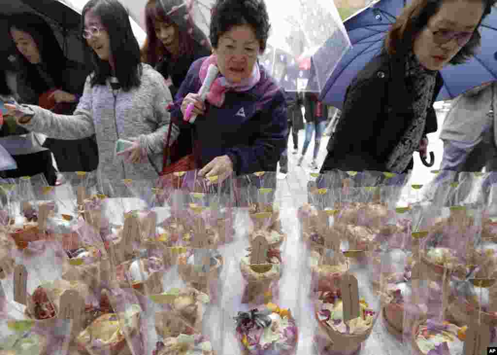 South Korean Catholics buy eggs to celebrate Easter at Myungdong Cathedral in Seoul, April 5, 2015.