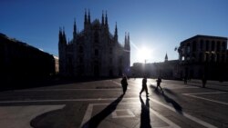 La "Piazza del Duomo", en Milán, luce vacía debido a la poca afluencia de turistas y habitantes de la ciudad por temor al coronavirus.