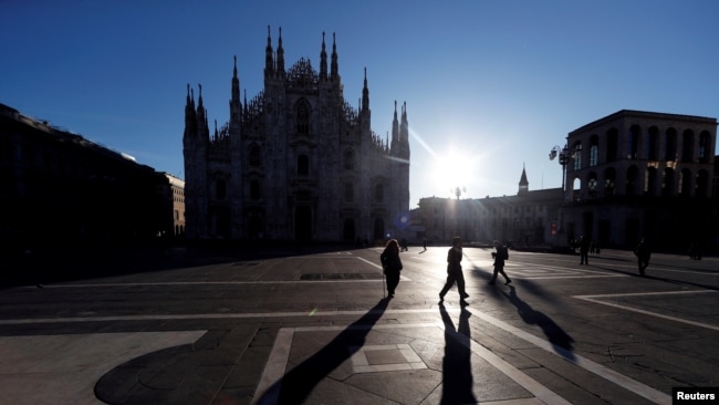 La "Piazza del Duomo", en Milán, luce vacía debido a la poca afluencia de turistas y habitantes de la ciudad por temor al coronavirus.