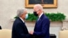 El presidente de Estados Unidos, Joe Biden, estrecha la mano del presidente mexicano, Andrés Manuel López Obrador, durante una reunión bilateral en Washington, Estados Unidos, el 18 de noviembre de 2021.