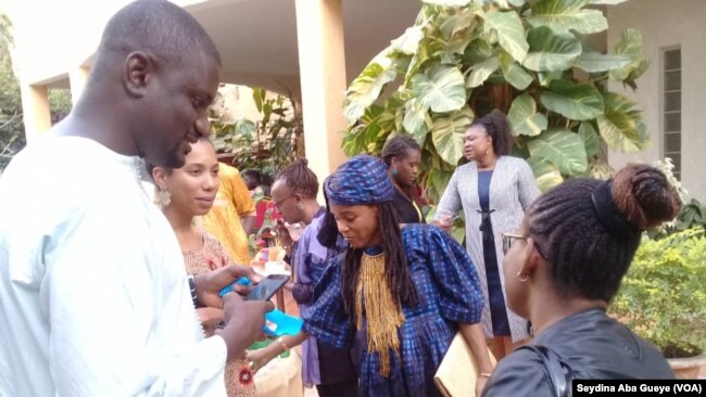 Coumba Touré et des membres Trust Africa, à Bamako, le 18 mars 2019. (VOA/Seydina Aba Gueye)